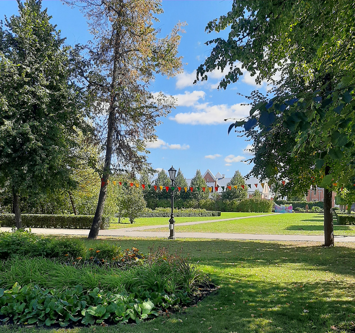 В парке у дворцового комплекса