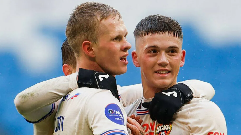 Игроки ФК "ЦСКА" Матвей Кисляк и Кирилл Глебов