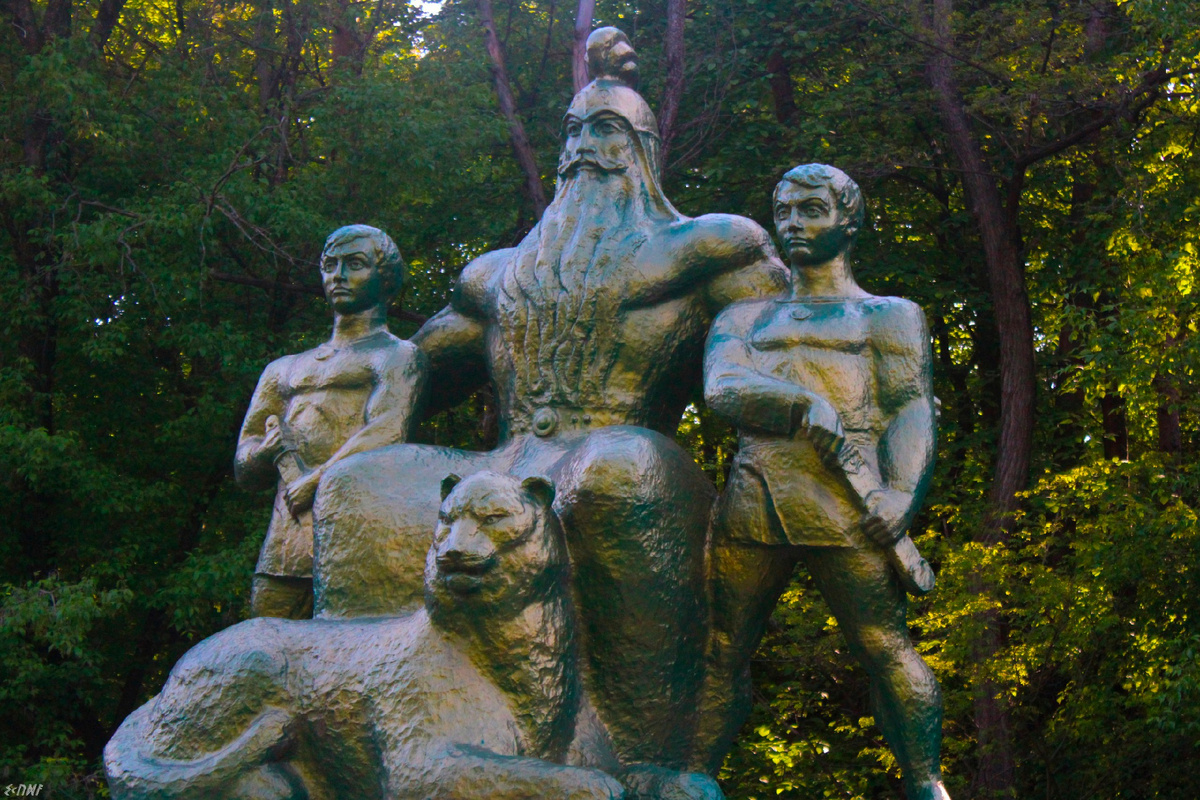 Уархаг с сыновьями