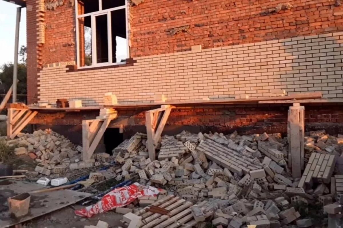    Школа рушится по кирпичикам.