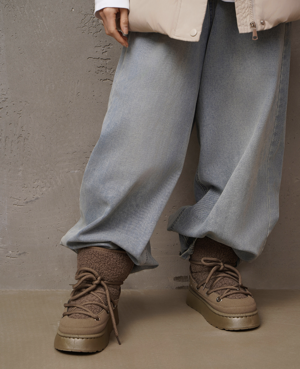 Когда мы выбираем сумку, ремень или пару кроссовок в офлайне, всегда хочется подержать вещь в руках. Почувствовать кожу, посмотреть на швы, открыть замок, понять, насколько всё аккуратно сделано.