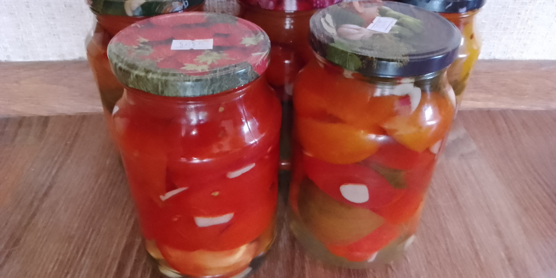 Помидоры дольками с чесноком и маслом на зиму — очень вкусная закуска