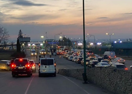    Мужчины с 18 до 22 лет массово бегут с Украины. На границе пробки по 8 часов