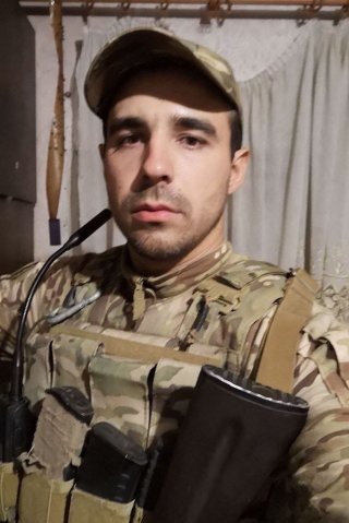    Виктор Жуков - потомственный офицер. Окончил академию ФСБ, уволился капитаном юстиции. Когда началась СВО, решил возобновить службу. / Фото: из архива Виктора Жукова