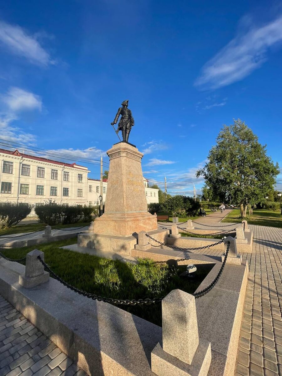 Та самая скульптура на фоне исторического здания 4 школы, там где когда-то училась я🥰