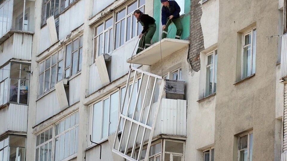 Кому уже скоро придётся демонтировать остекление балконов и лоджий