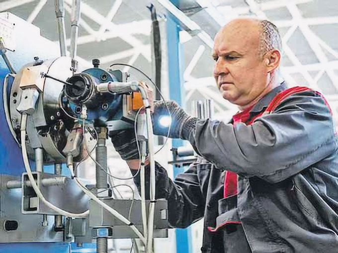 Когда пользуемся интернетом или смотрим ТВ, не задумываемся, насколько важны различные кабели, позволяющие нам заниматься любимыми делами. Фото: Пресс-служба правительства Московской области