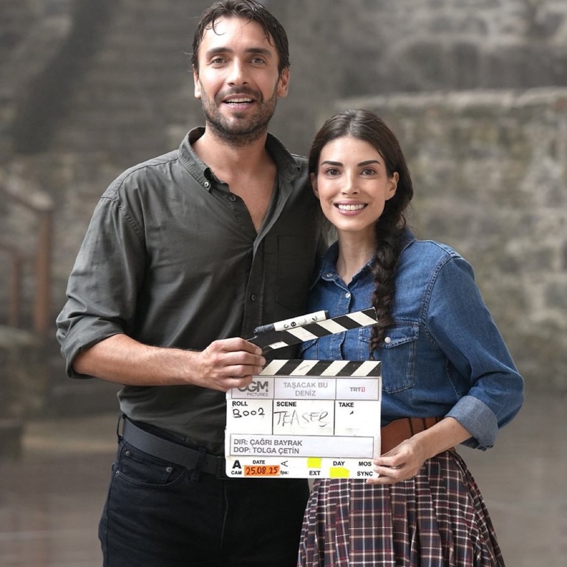 Улаш Туна Астепе и Дениз Байсал в сериале «Это море переполнится»