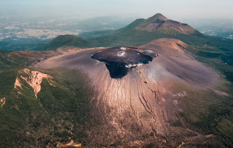 https://ru.freepik.com/free-photo/aerial-shot-mesmerizing-crater-greenery_15675871.htm#fromView=search&page=1&position=0&uuid=6911e5bf-fc70-4f82-9d17-d76dd62a8bba&query=%D0%92%D1%83%D0%BB%D0%BA%D0%B0%D0%BD+%D0%91%D0%B0%D1%80%D0%B0%D0%BD%D1%81%D0%BA%D0%BE%D0%B3%D0%BE