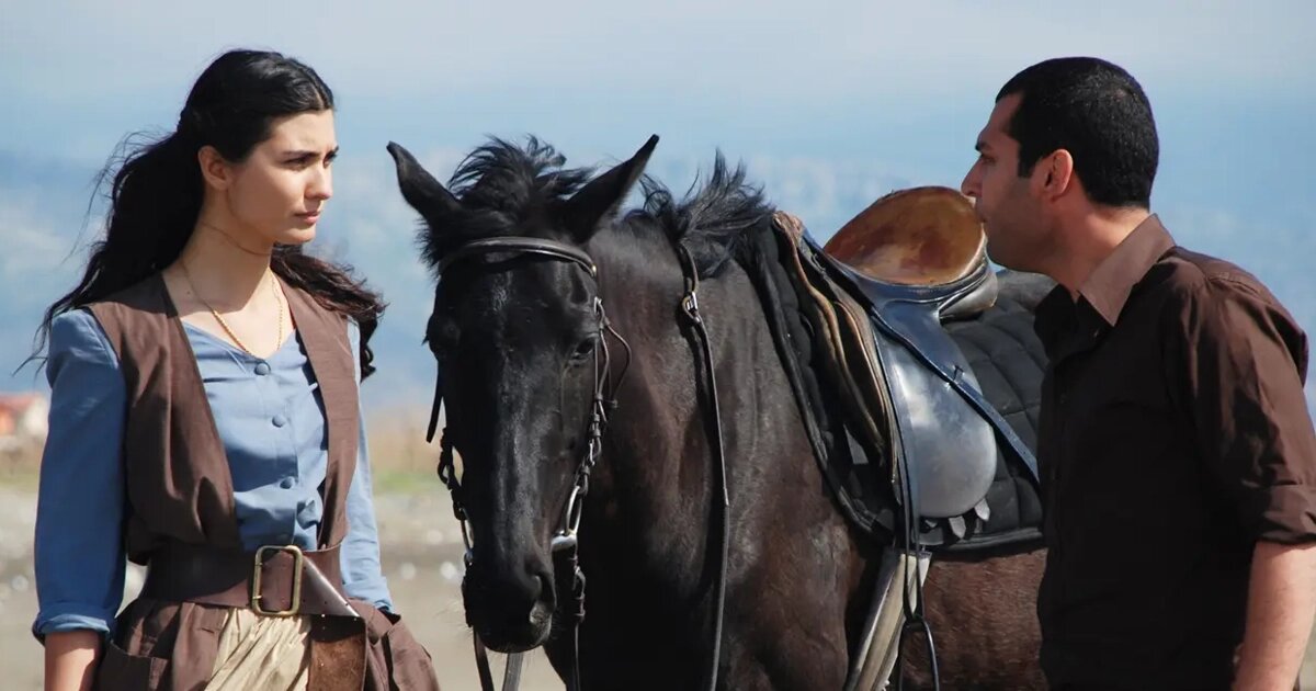 кадр из сериала "Аси"