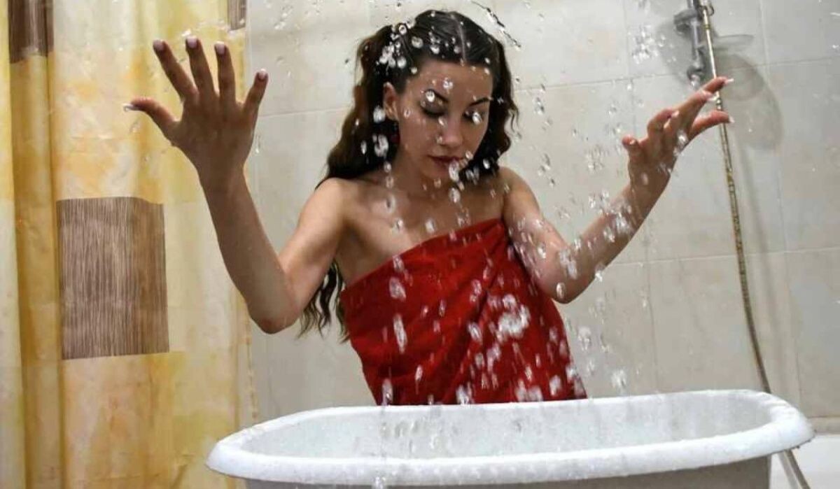     Девушка в ванной. Источник: kp.ru Автор фото: Геннадий Бисенов