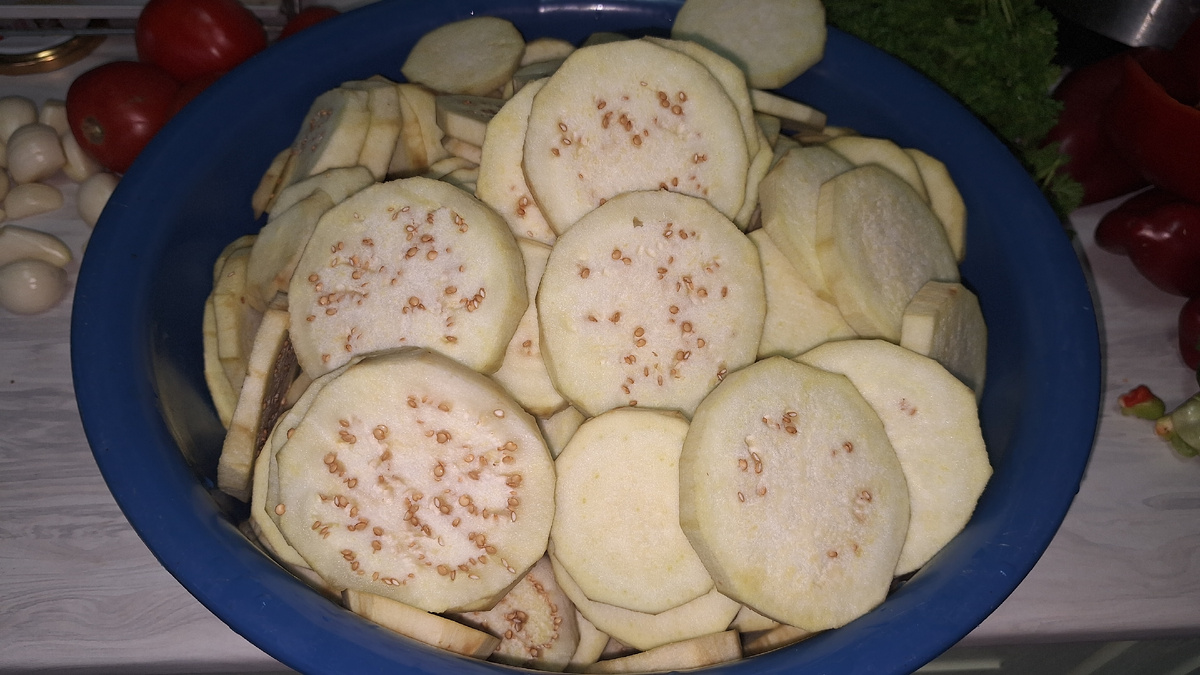 Фото автора. Подготовленные баклажаны для обжарки.