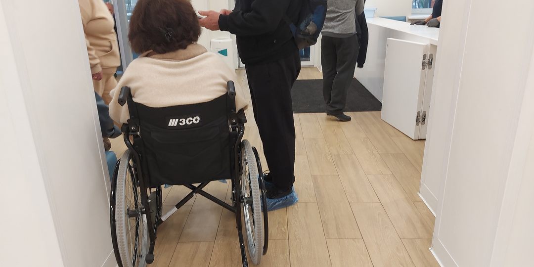 Период ухода за людьми с инвалидностью I группы или лицами старше 80 лет можно учесть в страховой стаж по заявлению