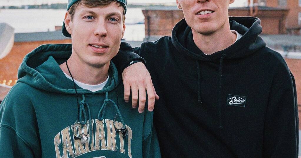 Поздравляю тебя с Днём Рождения! Ты самый талантливый музыкант, добрый человек и лучший брат! Благодаря тебе я написал свой первый куплет и