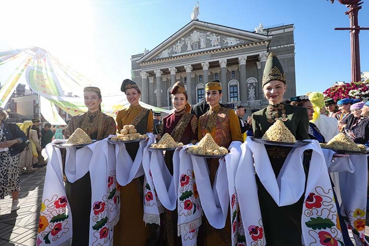    Сегодня «Милләт җыены» по своей атмосфере напоминал курултай ВКТ. Тот же размах, уважаемые гости со всего татарского мира, девушки с чак-чаком.   
Фото: Андрей Титов