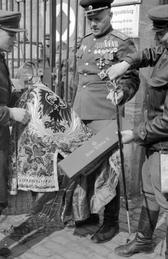 Командующий 2-й гвардейской танковой армией генерал-​полковник танковых войск С.И. Богданов осматривает захваченные реликвии Кайзеровской армии для передачи в советские музеи. Берлин, 1 мая 1945 года.