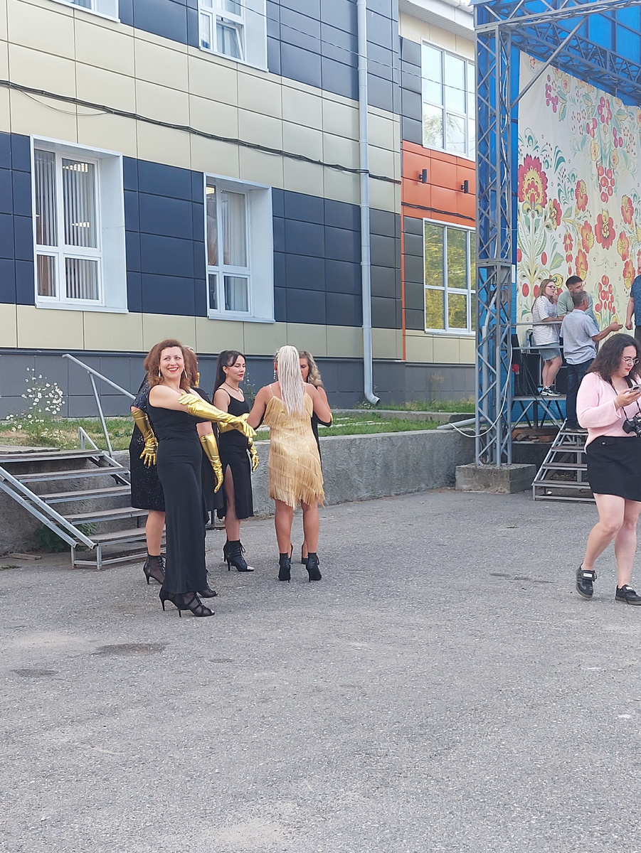 Фото автора. Девушки готовятся к выходу на сцену