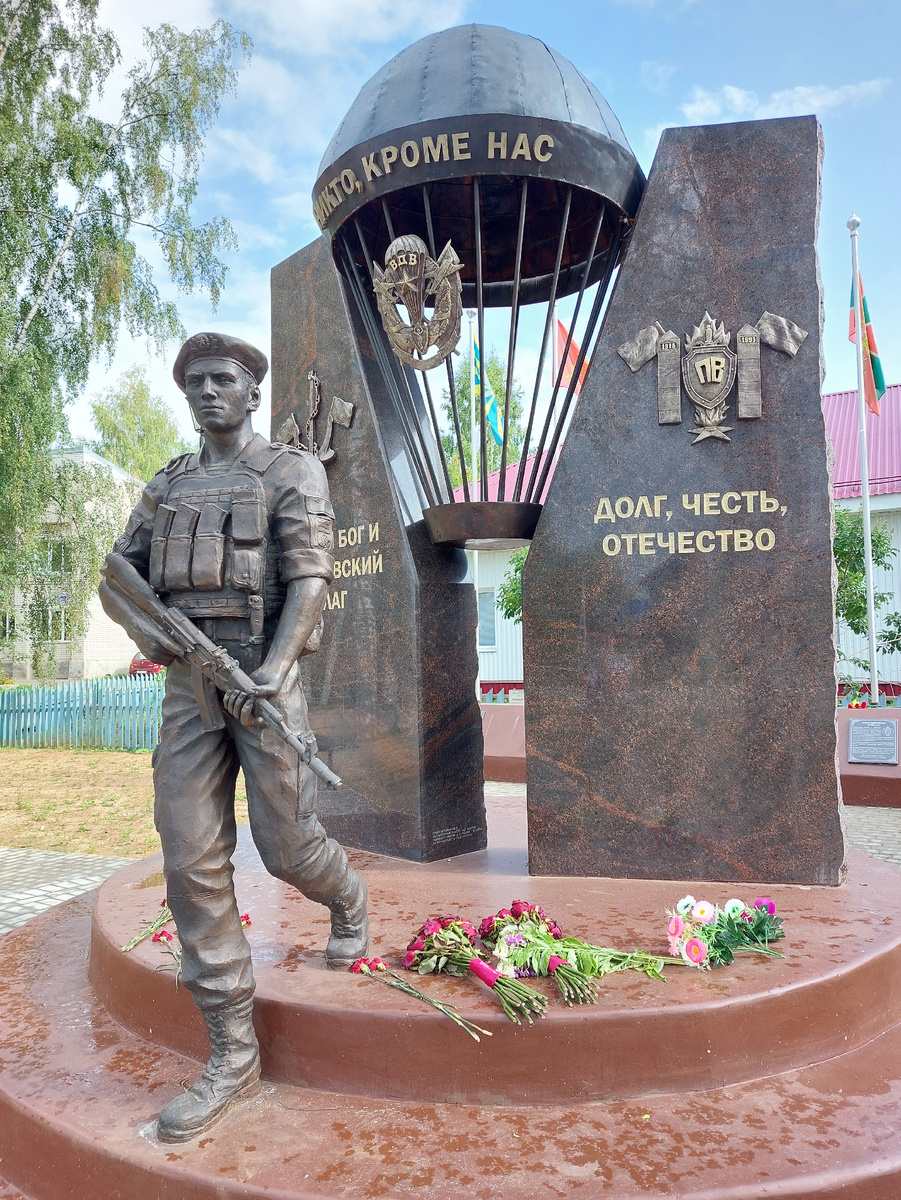 Фото автора. Считаю, что очень достойный и красивый памятник воинам ВДВ. Много жителей села прошли горячие точки, некоторые не вернулись...
