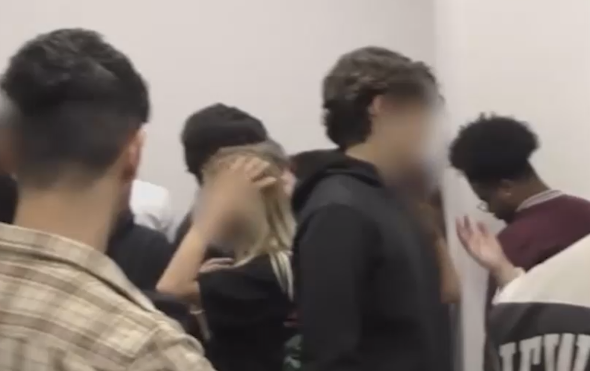 Стоп кард оперативной съёмки по задержанию претупкниов в одном из колл-центров. Фото с просторов интернета. Некоторые, на вид, ещё школьники старших классов и таких фото множество.