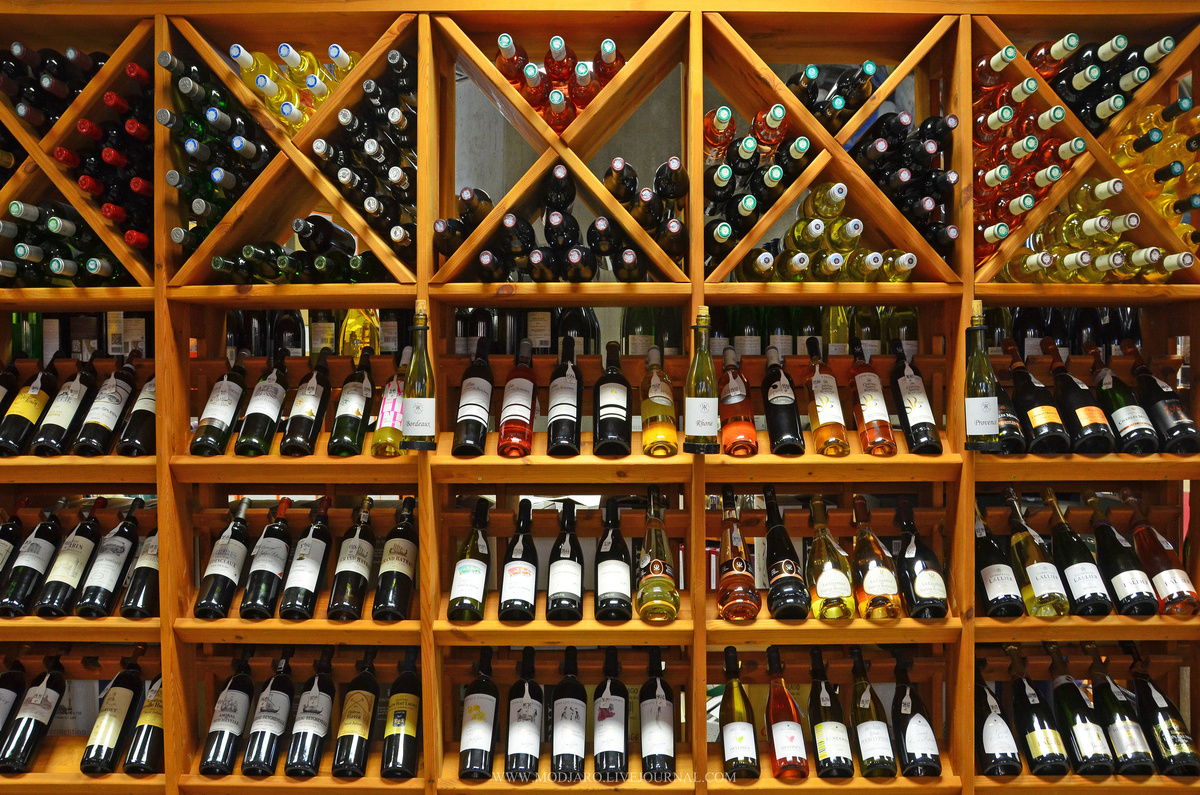 Натуральные вина - это большинство вин, которые вы можете найти на полках винных бутиков и магазинов