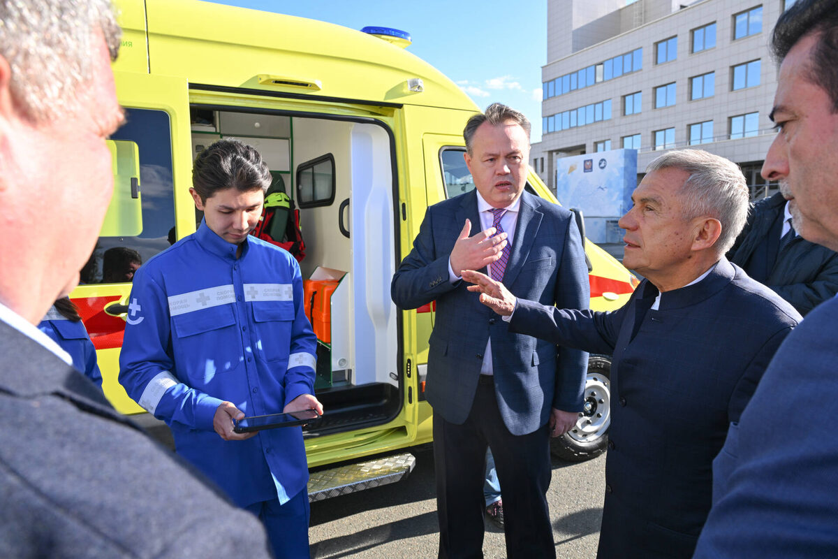 Рустам Минниханов принял участие в передаче автомобилей учреждениям здравоохранения ТатарстанаФото: rais.tatarstan.ru