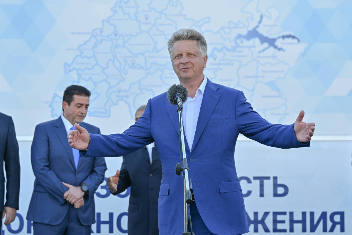 Максим Соколов сообщил, что 40 легковых автомобилей только первая партия, всего учреждениям здравоохранения будет поставлено 80 машинФото: rais.tatarstan.ru