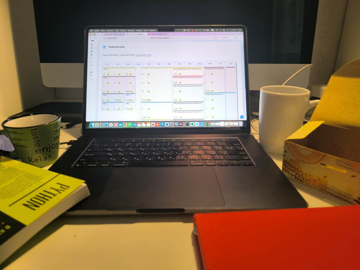 Фото из архива: рабочая обстановка во время сессии