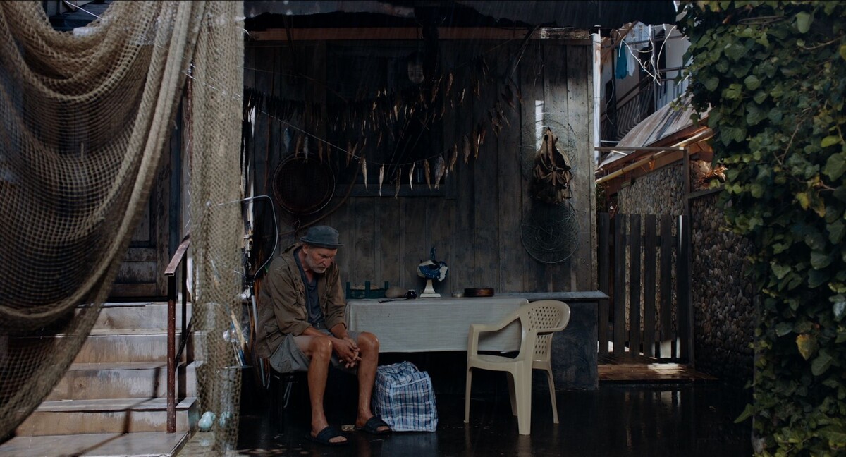 Пётр Семёныч в своей хижине. Кадр из открытого трейлера