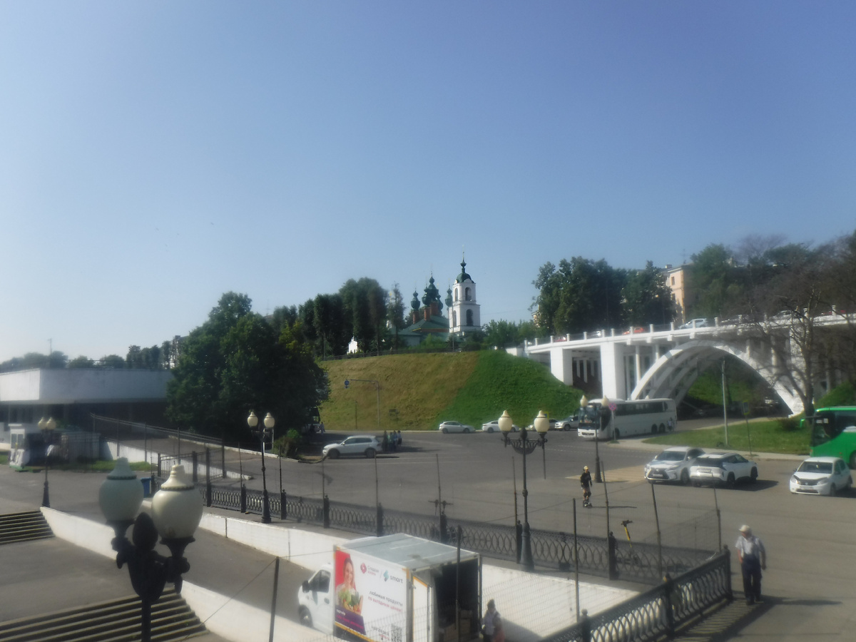 У нашего причала. Видно Благовещенскую церковь.