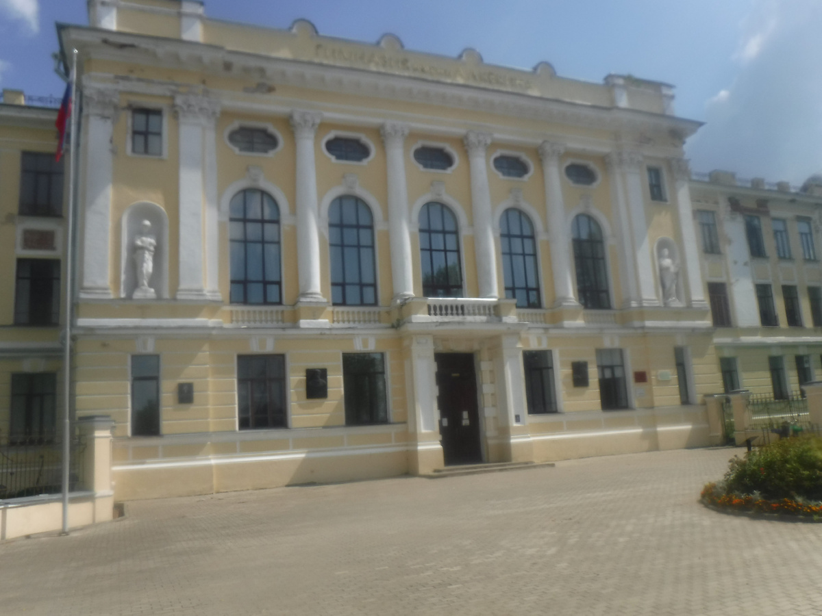 Школа с осыпающейся штукатуркой