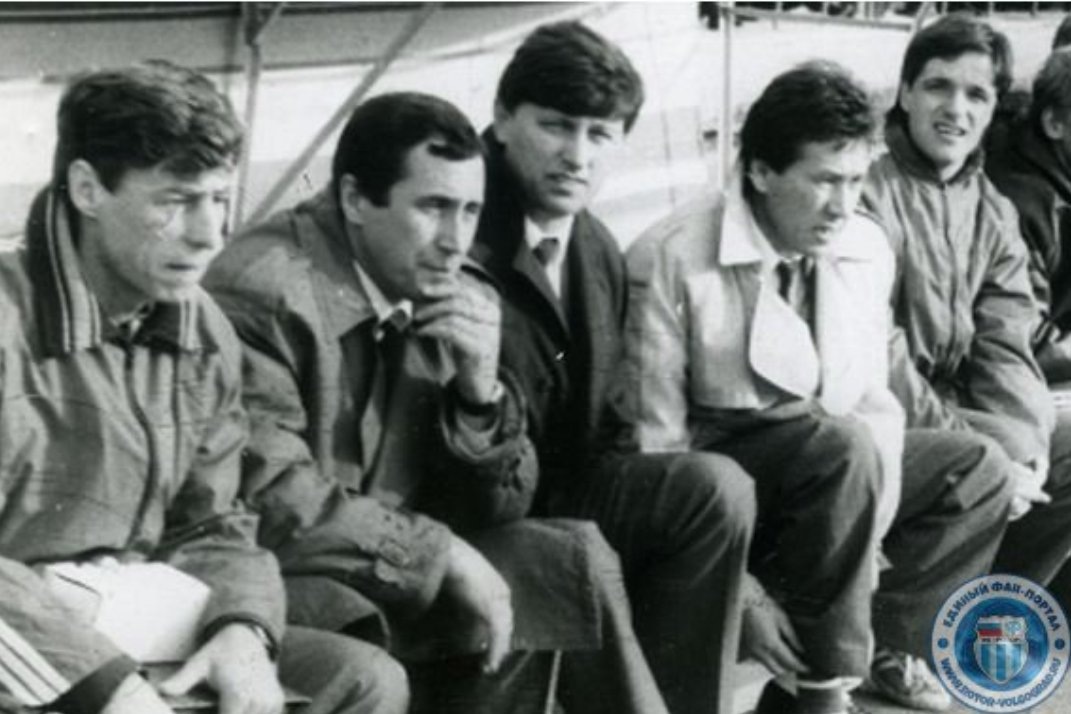 1988 год. Виктор Прокопенко (в центре) – тренер, впервые выведший «Ротор» в Высшую Лигу Чемпионата СССР. А спустя 9 лет, в 1997-м – под его началом волгоградцы самую малость не дотянули до звания чемпионов России