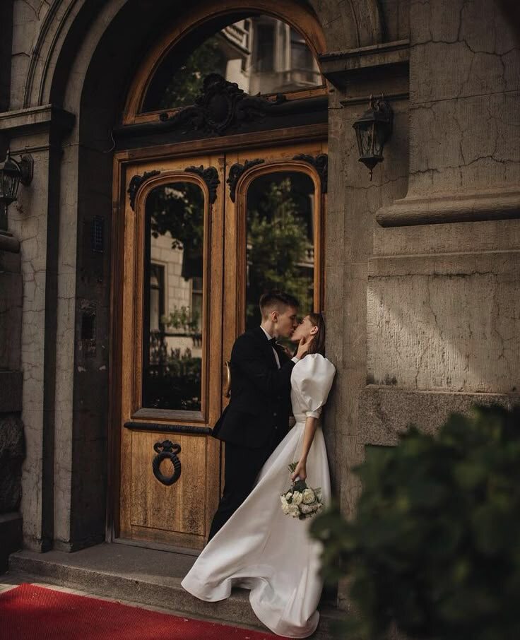 ЗАГС. Белое платье невесты. Строгий костюм жениха. Фотограф. Одна фамилия в паспорте. Праздничный ужин. Почему многие люди избегают этого? 