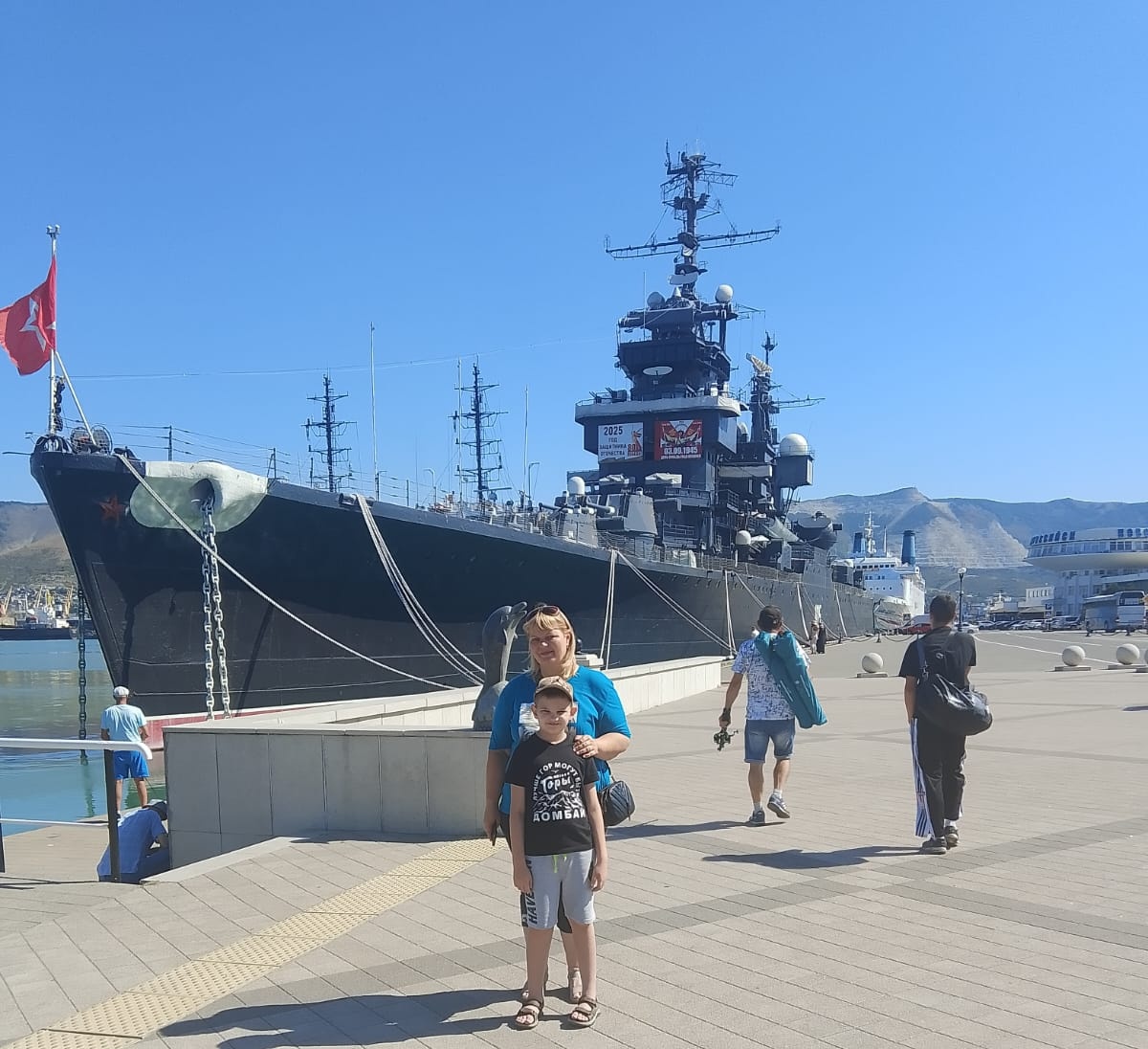 Набережная Адмирала Серебрякова, город Новороссийск. Крейсер "Михаил Кутузов". Фото автора.