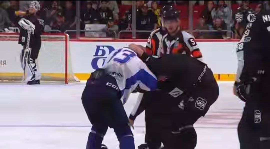    Хоккеисты «Трактора» и «Лады» устроили массовую драку в матче на Кубке губернатора Челябинской области.Скриншот трансляции