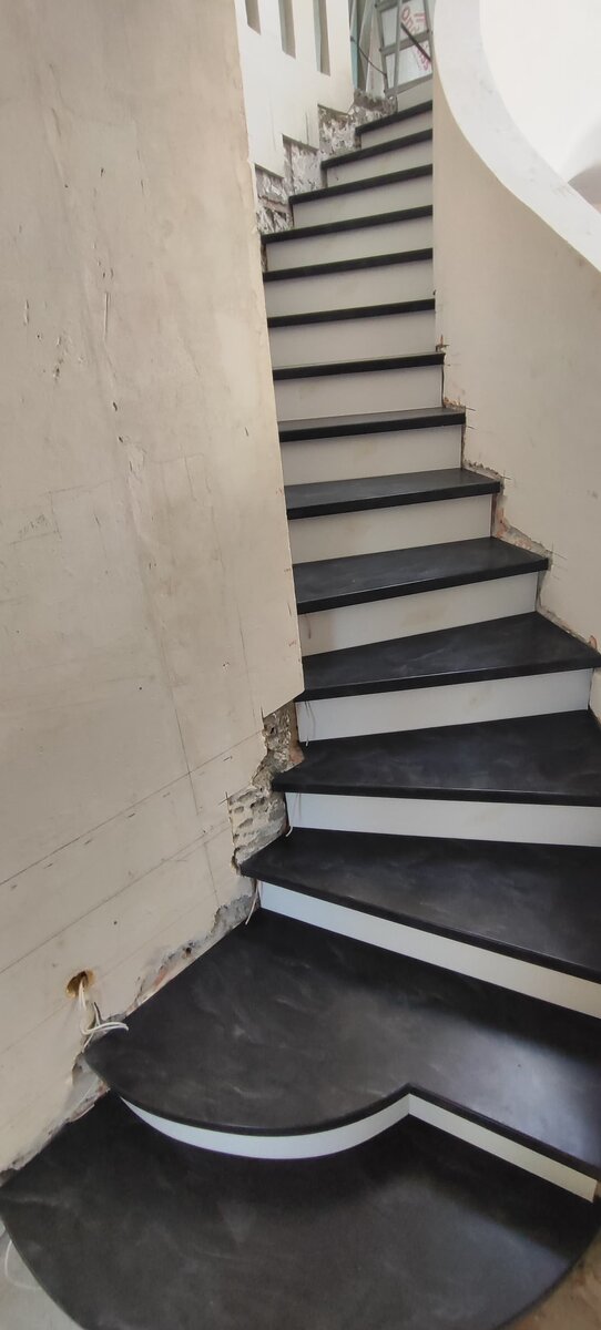 ступени из акрилового камня