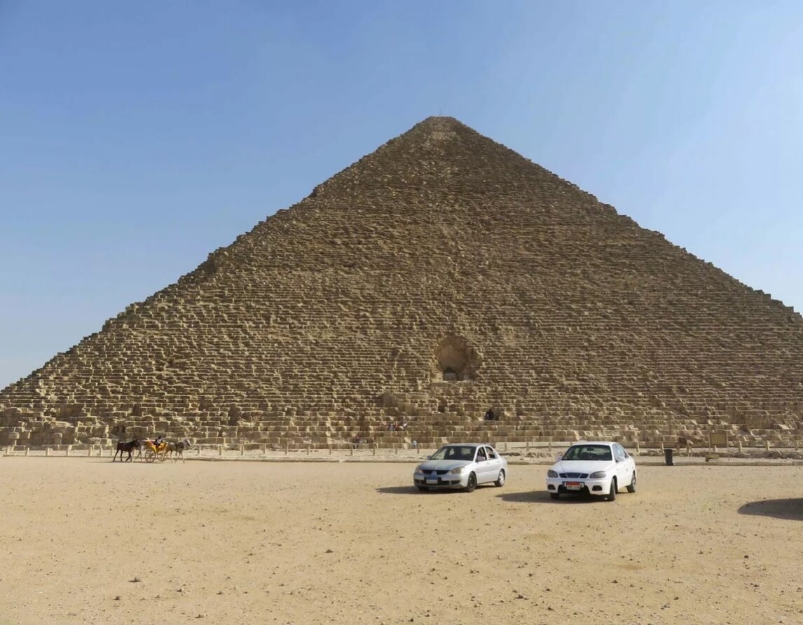 Автомобили на фоне пирамиды