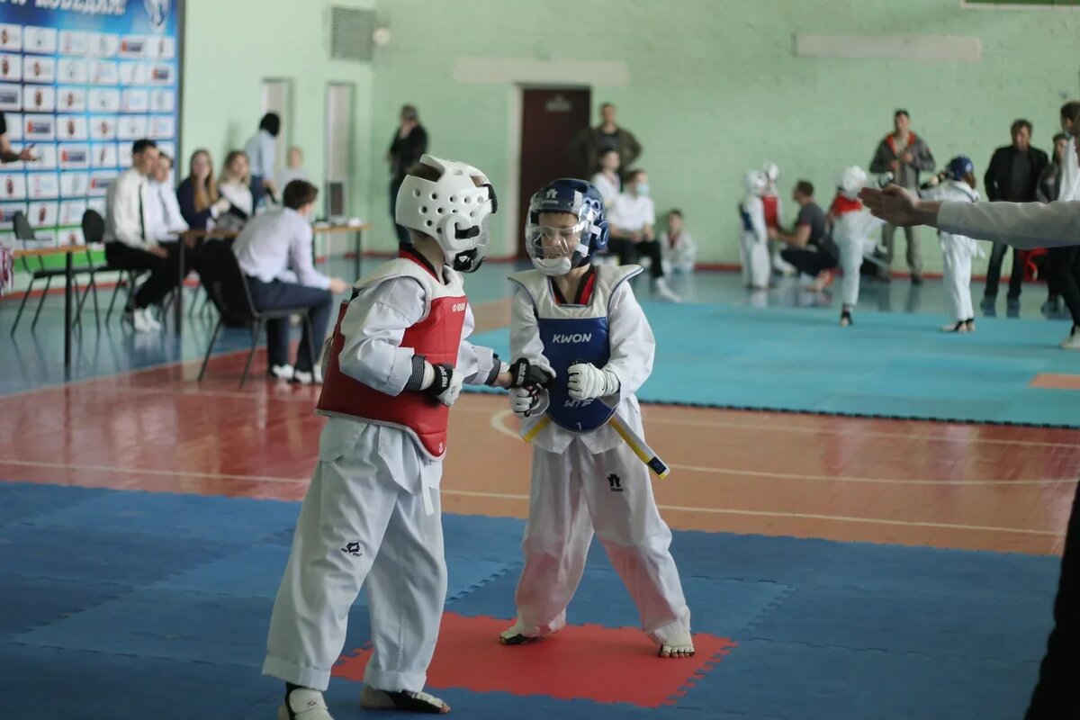 Соревнования в Рыбинске. Сын в красном жилете. Фото из моего архива.