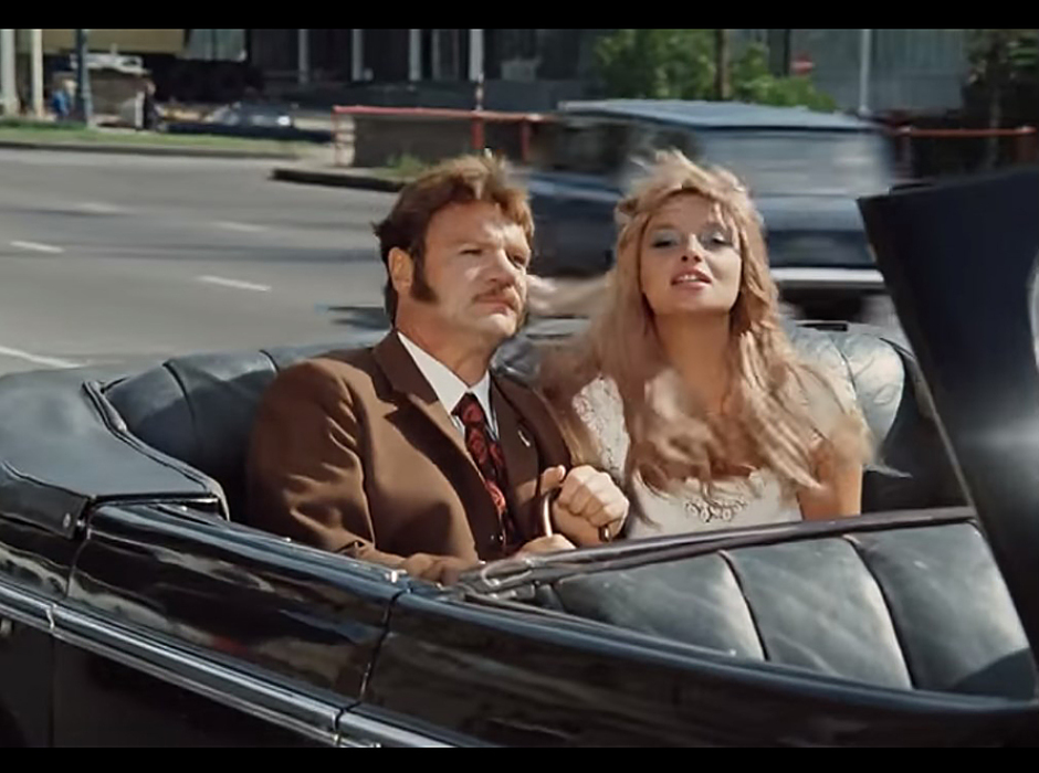 Сюжет этого фильма начинается с путешествия в прошлое. Талантливый молодой ученый изобретает машину времени, о которой давно мечтает человечество. Герои попадают в эпоху Иоанна Грозного, где выживают только благодаря собственной находчивости и харизме. Другая сюжетная линия – это любовь Зины и режиссера Якина. Они как раз собираются ехать отдыхать в Гагру. Согласитесь, куда реальнее и безопаснее, чем отправляться в царскую Россию. Еще в советские времена Гагра завоевала славу уютного и доступного курорта, каким и остается по сей день.