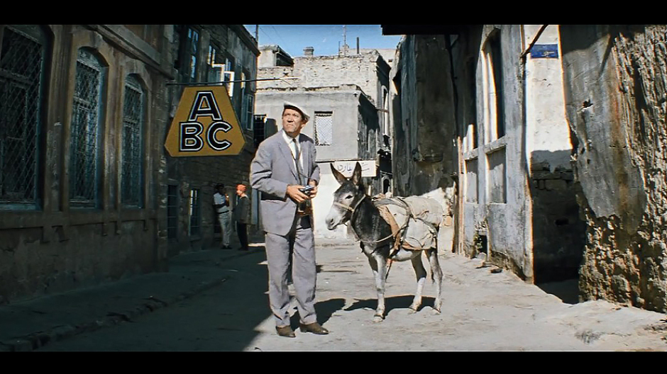 Семену Семеновичу Горбункову, простому советскому гражданину, улыбается редкая удача. Он получает путевку на море. Но, по стечению обстоятельств, отдых оборачивается авантюрой. Его принимают за контрабандиста, и навлекают на честного и порядочного героя цепочку неприятностей. Все, по законам жанра, заканчивается благополучно. Чего еще ожидать от гостеприимного и солнечного Азербайджана? До сих пор, гуляя по Старому городу в Баку, можно увидеть ту самую улицу, где поскользнулся возле аптеки счастливый обладатель самого дорогого гипса. Хотя с вами вряд ли произойдет что-то подобное, экскурсия по «культовым местам» фильма – хороший повод для путешествия.