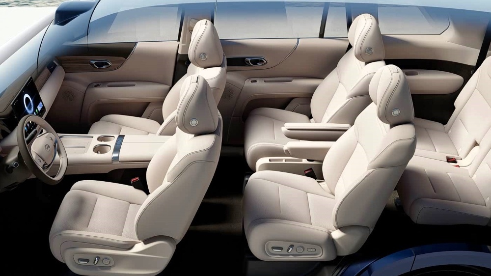 Интерьер кроссовера спроектирован в духе современного минимализма. 