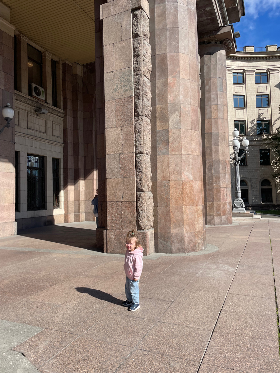 Маша у входа в МГТУ им. Н. Э. Баумана, очень атмосферное знатное. 