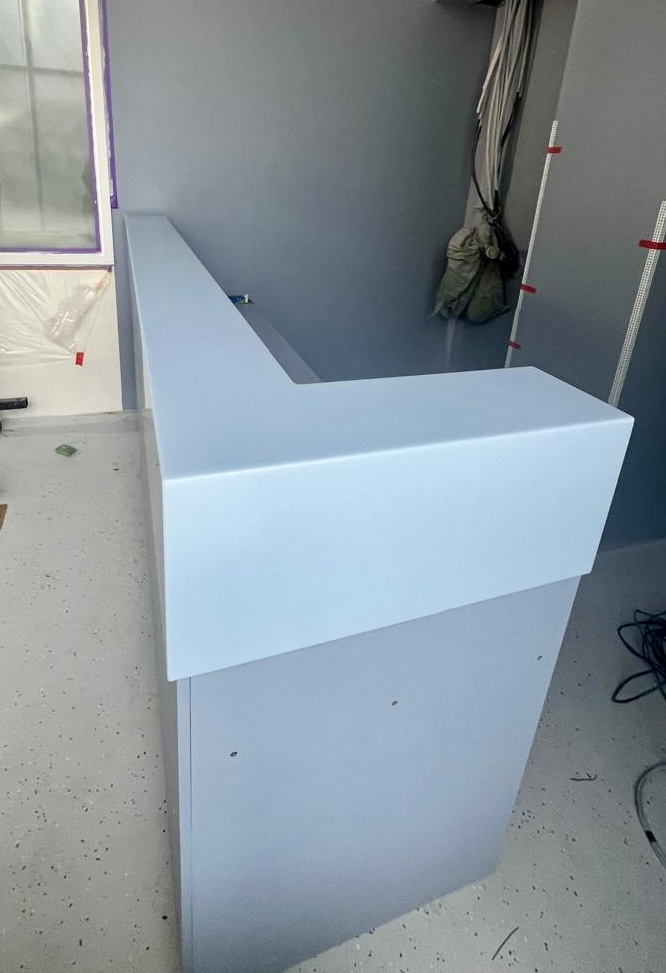 Стойка ресепшена из акрилового камня