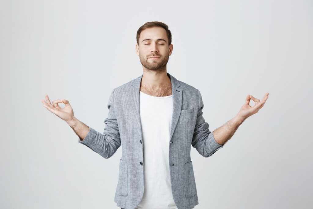 Практикуйте осознанную медитацию. Изображение Freepik