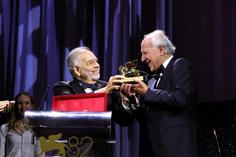 Фрэнсис Форд Коппола вручает "Золотого льва" Вернору Херцогу | фото из открытыx источников
