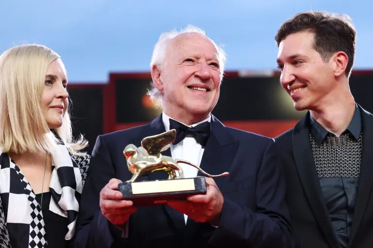 режиссер со своей семьей: Лена Херцог, Вернер Херцог и Саймон Херцог во время торжественной церемонии |  фото из открытыx источников