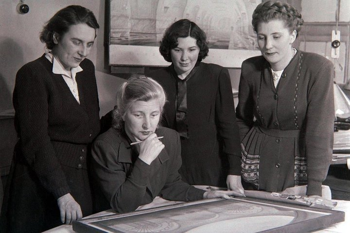 Надежда Быкова (сидит) с архитекторами Я.В. Татаржинской, А.А. Маровой и З.Ф. Абрамовой (1952 год). Фото: Скриншот с сайта Наше Метро