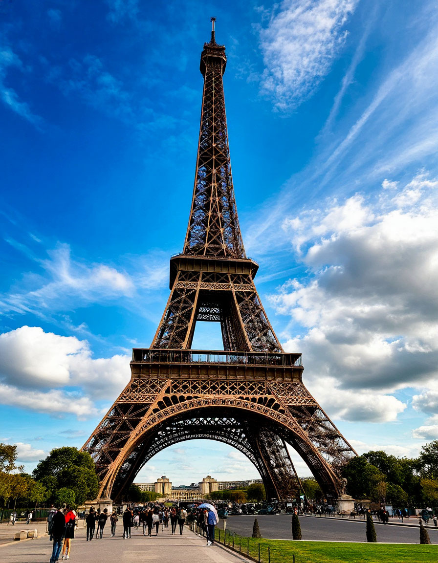 Высота Эйфелевой башни составляет 330 метров (включая антенну на вершине). Интересный факт: летом из-за теплового расширения металла высота башни может увеличиваться на 15 см под палящим солнцем.

