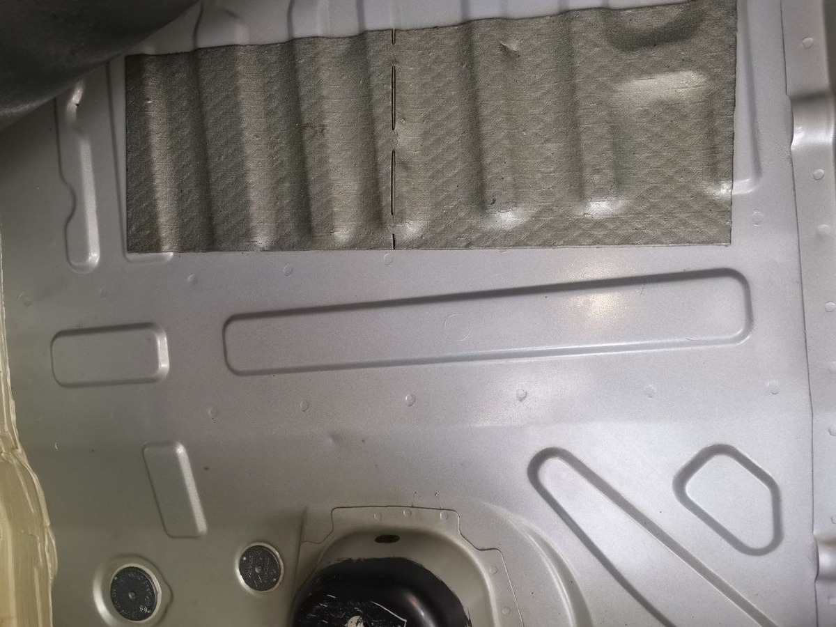 Пол авто освобожден от обшивки