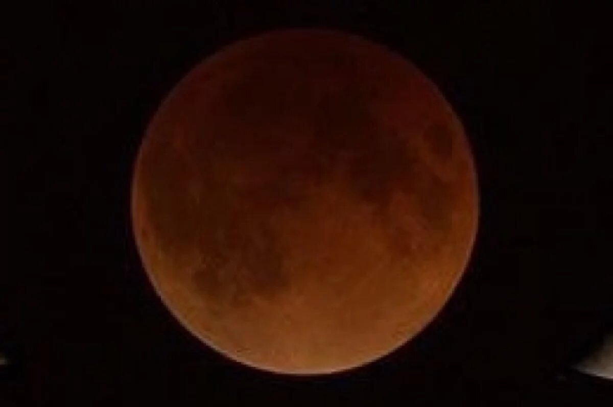    Заходя в тень Земли, Луна становится красной.