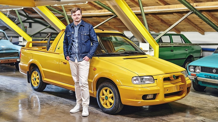    Жюльен Петитсеньер на фоне Skoda Felicia Fun первого поколения